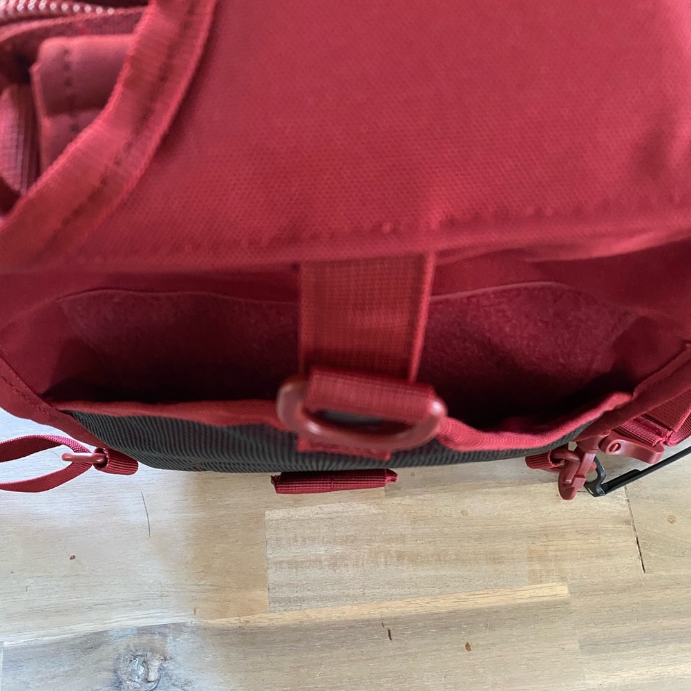 New Highlands Men's Eagle Tactical Sling Pack Color Burgundy - Picture 5 of 9